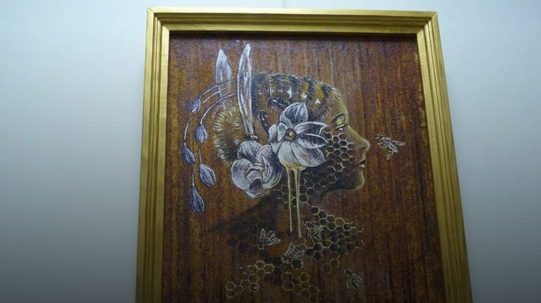 Выставка на полотнах с прополисом